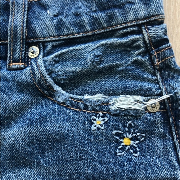 NWT American Eagle Love Embroidered Highest Rise Baggy Short Distressed Size 000 - Picture 9 of 13